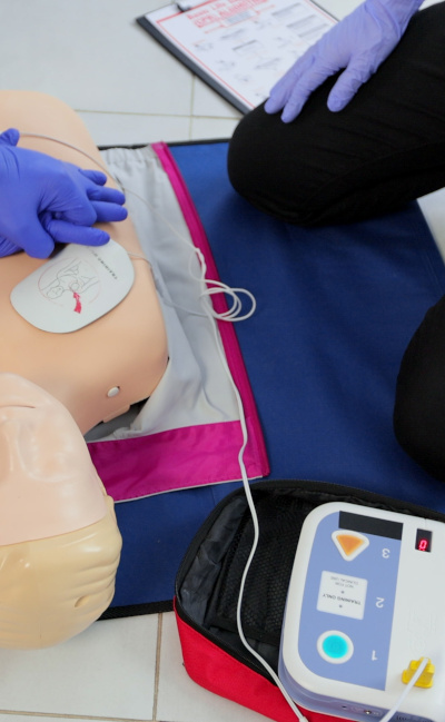 AED in der Anwendung während einer AED-Schulung